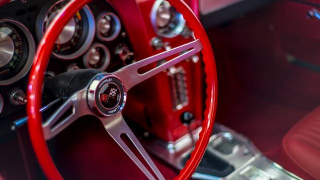 Todo vermelho, o interior do Corvette trazia o conceito de cockpit duplo, dividindo a cabine em duas seções | <a href="https://preprod.quatrorodas.abril.com.br/galerias/especiais/colecao-carros-antigos-parte-1-852734.shtml" target="_blank" rel="migration">Veja a parte 1</a> | <a href="" rel="migration"></a> Todo vermelho, o interior do Corvette trazia o conceito de cockpit duplo, dividindo a cabine em duas seções | <a href="https://preprod.quatrorodas.abril.com.br/galerias/especiais/colecao-carros-antigos-parte-1-852734.shtml" target="_blank" rel="migration">Veja a parte 1</a> | <a href="" rel="migration"></a>
