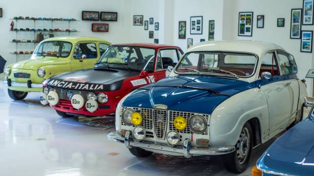 O Saab 96 (em primeiro plano) divide espaço com uma Lancia preparada para rali e um Fiat 600 | <a href="https://preprod.quatrorodas.abril.com.br/galerias/especiais/colecao-carros-antigos-parte-1-852734.shtml" target="_blank" rel="migration">Veja a parte 1</a> | <a href="https://quatror" rel="migration"></a> O Saab 96 (em primeiro plano) divide espaço com uma Lancia preparada para rali e um Fiat 600 | <a href="https://preprod.quatrorodas.abril.com.br/galerias/especiais/colecao-carros-antigos-parte-1-852734.shtml" target="_blank" rel="migration">Veja a parte 1</a> | <a href="https://quatror" rel="migration"></a>