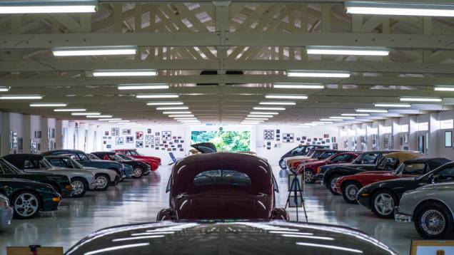 Geral do galpão dos carros europeus - todos milimetricamente estacionados | <a href="https://preprod.quatrorodas.abril.com.br/galerias/especiais/colecao-carros-antigos-parte-1-852734.shtml" target="_blank" rel="migration">Veja a parte 1</a> | <a href="https://preprod.quatrorodas.abril.com.br/g" rel="migration"></a> Geral do galpão dos carros europeus - todos milimetricamente estacionados | <a href="https://preprod.quatrorodas.abril.com.br/galerias/especiais/colecao-carros-antigos-parte-1-852734.shtml" target="_blank" rel="migration">Veja a parte 1</a> | <a href="https://preprod.quatrorodas.abril.com.br/g" rel="migration"></a>