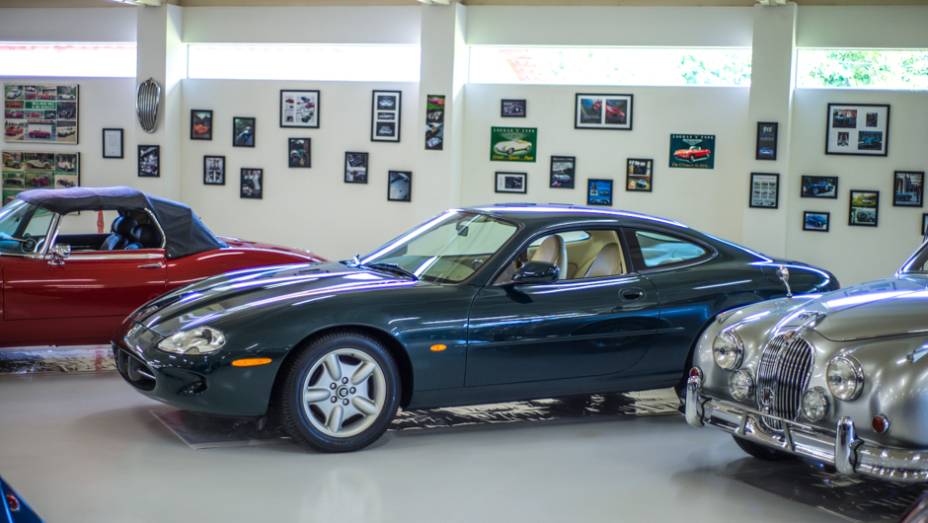 Apesar de não ser tão clássico quanto os outros carros da marca, o Jaguar XKR têm vários admiradores | <a href="https://preprod.quatrorodas.abril.com.br/galerias/especiais/colecao-carros-antigos-parte-1-852734.shtml" target="_blank" rel="migration">Veja a parte 1</a> | <a href="http:/" rel="migration"></a>