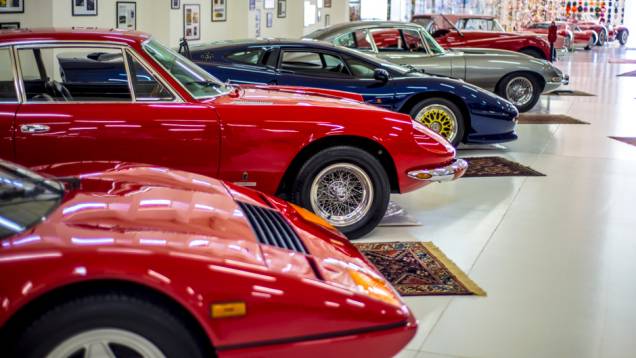 Duas Ferraris disputam espaço com uma dupla de Jaguar: XJ 220 e E-Type | <a href="https://preprod.quatrorodas.abril.com.br/galerias/especiais/colecao-carros-antigos-parte-1-852734.shtml" target="_blank" rel="migration">Veja a parte 1</a> | <a href="https://preprod.quatrorodas.abril.com.br/gale" rel="migration"></a> Duas Ferraris disputam espaço com uma dupla de Jaguar: XJ 220 e E-Type | <a href="https://preprod.quatrorodas.abril.com.br/galerias/especiais/colecao-carros-antigos-parte-1-852734.shtml" target="_blank" rel="migration">Veja a parte 1</a> | <a href="https://preprod.quatrorodas.abril.com.br/gale" rel="migration"></a>