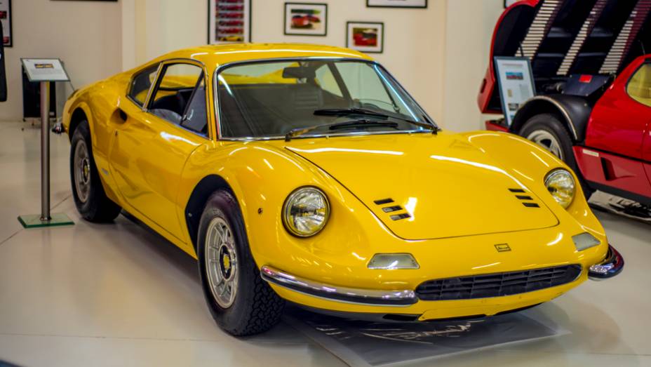 Venerada e desprezada na mesma medida, a Dino foi batizada com este nome em homenagem ao filho de Enzo Ferrari | <a href="https://preprod.quatrorodas.abril.com.br/galerias/especiais/colecao-carros-antigos-parte-1-852734.shtml" target="_blank" rel="migration">Veja a parte 1</a> |