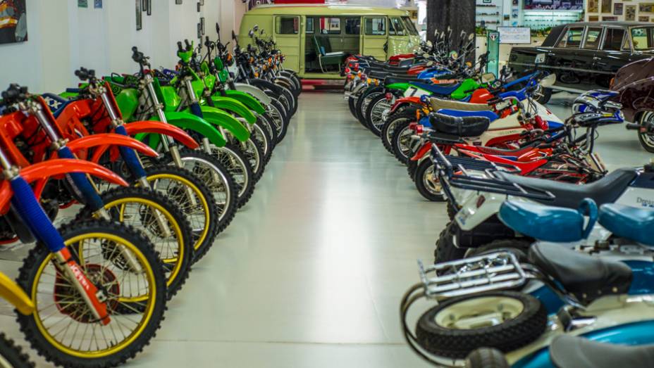 Os esportivos não são a única paixão deste colecionador: há espaço para várias motos e até uma Kombi | <a href="https://preprod.quatrorodas.abril.com.br/galerias/especiais/colecao-carros-antigos-parte-1-852734.shtml" target="_blank" rel="migration">Veja a parte 1</a> | <a href="http:/" rel="migration"></a>