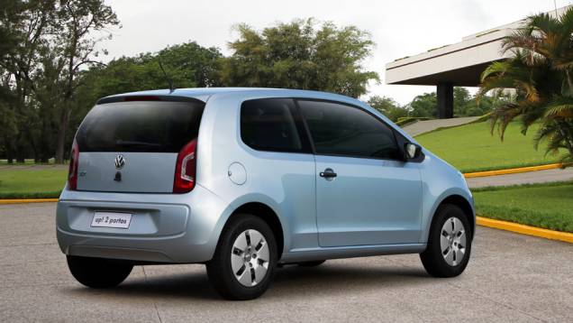 Assim como o Up quatro portas, o compacto brasileiro tem 6,5 cm a mais do que o modelo europeu | <a href="https://preprod.quatrorodas.abril.com.br/noticias/fabricantes/vw-up-ganha-versao-duas-portas-cambio-i-motion-780612.shtml" rel="migration">Leia mais</a> Assim como o Up quatro portas, o compacto brasileiro tem 6,5 cm a mais do que o modelo europeu | <a href="https://preprod.quatrorodas.abril.com.br/noticias/fabricantes/vw-up-ganha-versao-duas-portas-cambio-i-motion-780612.shtml" rel="migration">Leia mais</a>