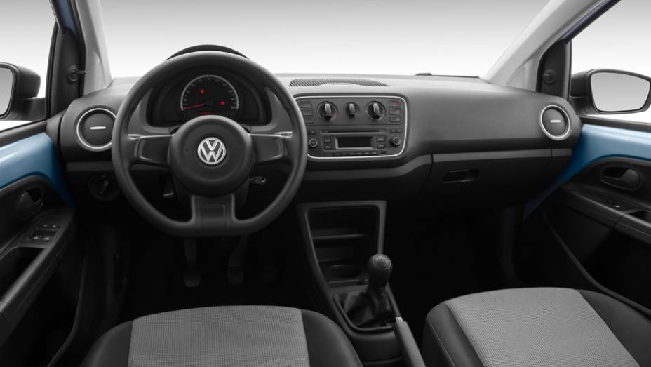 Apesar da simplicidade, o interior agrada pelo projeto moderno e a profusão de porta-objetos; o acesso ao banco de trás é regular | <a href="https://preprod.quatrorodas.abril.com.br/noticias/fabricantes/vw-up-ganha-versao-duas-portas-cambio-i-motion-780612.shtml" rel="migration"></a>