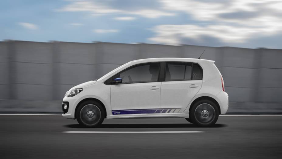 Como se espera de um esportivo, o Speed Up! traz faixas laterais e espelhos retrovisores pintados de azul | <a href="https://preprod.quatrorodas.abril.com.br/carros/impressoes/volkswagen-up-tsi-890180.shtml" target="_blank" rel="migration">Leia mais</a>