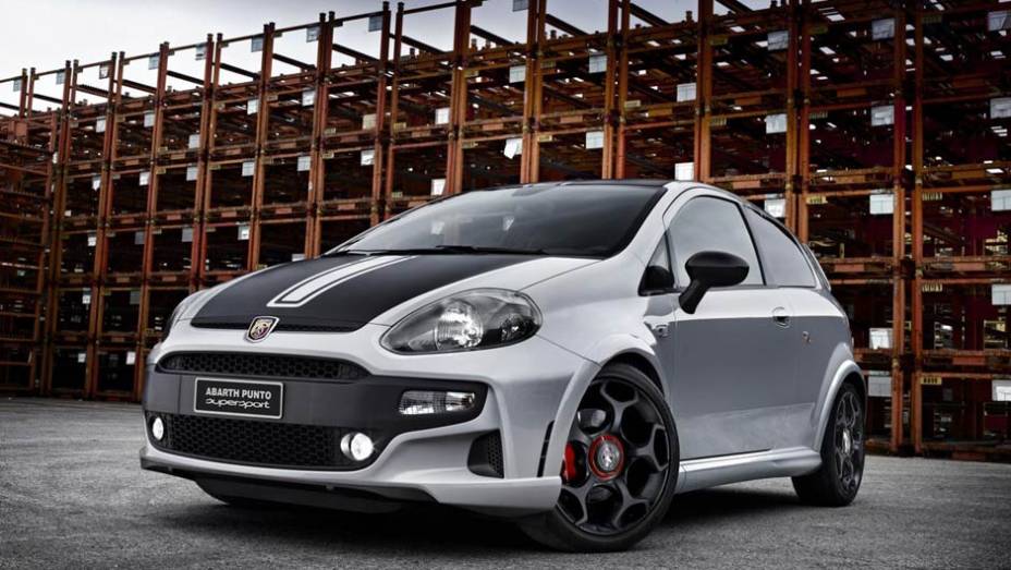 O Punto SuperSport usa um motor 1.4 MultiAir preparado para render 180 cv | <a href="https://preprod.quatrorodas.abril.com.br/saloes/genebra/2013/abarth-695-punto-supersport-734517.shtml" rel="migration">Leia mais</a>