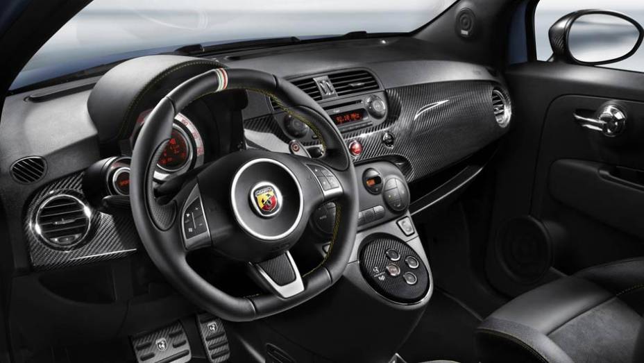 Todos os itens fazem parte da linha de equipamentos Fuori Serie | <a href="https://preprod.quatrorodas.abril.com.br/saloes/genebra/2013/abarth-695-punto-supersport-734517.shtml" rel="migration">Leia mais</a>