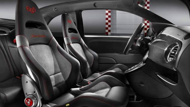 Bancos de competição e acabamento imitando fibra de carbono deixam o 500 com cara de carro de corrida | <a href="%20https://preprod.quatrorodas.abril.com.br/saloes/genebra/2013/abarth-695-punto-supersport-734517.shtml" rel="migration">Leia mais</a> Bancos de competição e acabamento imitando fibra de carbono deixam o 500 com cara de carro de corrida | <a href="%20https://preprod.quatrorodas.abril.com.br/saloes/genebra/2013/abarth-695-punto-supersport-734517.shtml" rel="migration">Leia mais</a>