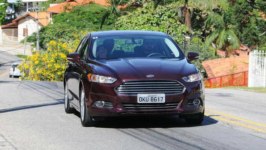A diferen&ccedil;a de R$ 20 mil no valor da vers&atilde;o Flex para a top Titanium n&atilde;o se reflete tanto na lista de equipamentos | <a href="https://preprod.quatrorodas.abril.com.br/carros/lancamentos/ford-fusion-2-5-flex-734482.shtml" rel="migration">Leia mais</a>