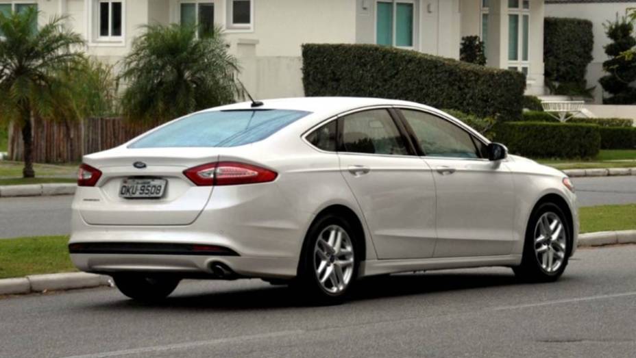 Entre os itens de s&eacute;rie, o Fusion traz ar-condicionado digital, piloto autom&aacute;tico, controle de estabilidade (ESP), oito airbags e c&acirc;mera de r&eacute; | <a href="https://preprod.quatrorodas.abril.com.br/carros/lancamentos/ford-fusion-2-5-flex-734482.shtml" rel="migration">Leia mais</a>