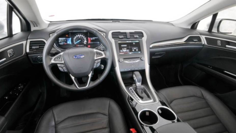 A cabine tem estilo moderno e clean, com todos os comandos ao alcance das m&atilde;os | <a href="https://preprod.quatrorodas.abril.com.br/carros/lancamentos/ford-fusion-2-5-flex-734482.shtml" rel="migration">Leia mais</a>
