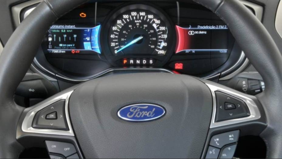 O painel tem veloc&iacute;metro e duas telas LCD que exibem todas as informa&ccedil;&otilde;es essenciais | <a href="https://preprod.quatrorodas.abril.com.br/carros/lancamentos/ford-fusion-2-5-flex-734482.shtml" rel="migration">Leia mais</a>
