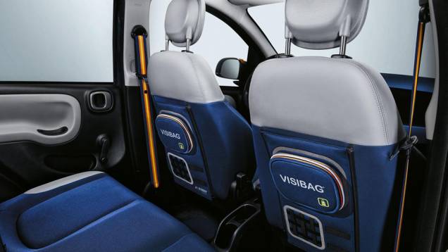 Atrás dos bancos dianteiros ficam dois coletes sinalizadores chamados de Visibag | <a href="https://preprod.quatrorodas.abril.com.br/noticias/saloes/genebra-2015/fiat-lanca-panda-k-way-840842.shtml" rel="migration">Leia mais</a> Atrás dos bancos dianteiros ficam dois coletes sinalizadores chamados de Visibag | <a href="https://preprod.quatrorodas.abril.com.br/noticias/saloes/genebra-2015/fiat-lanca-panda-k-way-840842.shtml" rel="migration">Leia mais</a>