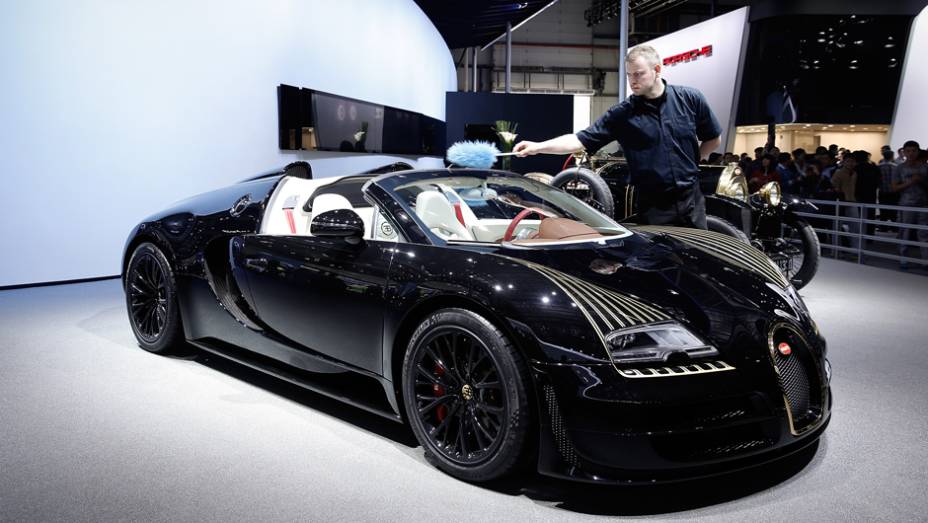 Bugatti Veyron Grand Sport Vitesse Black Bess | <a href="https://preprod.quatrorodas.abril.com.br/noticias/saloes/pequim-2014/bugatti-lanca-veyron-grand-sport-vitesse-black-bess-779340.shtml" rel="migration">Leia mais</a>