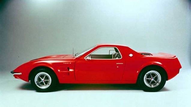 O Mustang já era sucesso em 1966, quando a marca mostrou o conceito Mach 2; baseado no esportivo, ele era uma proposta para aposentar o Shelby Cobra que nunca foi adiante O Mustang já era sucesso em 1966, quando a marca mostrou o conceito Mach 2; baseado no esportivo, ele era uma proposta para aposentar o Shelby Cobra que nunca foi adiante
