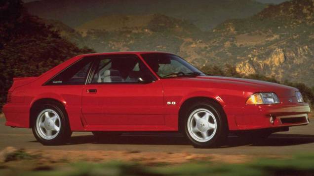 A partir de 1987, o Mustang ganhou uma dianteira mais "bicuda", de olho em uma melhor aerodinâmica A partir de 1987, o Mustang ganhou uma dianteira mais "bicuda", de olho em uma melhor aerodinâmica