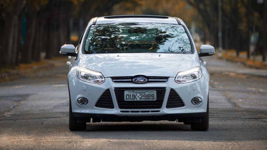 A frente &eacute; moderna, mas mudar&aacute; em breve na Europa para se adequar &agrave; nova identidade visual da Ford | <a href="https://preprod.quatrorodas.abril.com.br/carros/lancamentos/novo-ford-focus-sedan-755333.shtml" rel="migration">Leia mais</a>