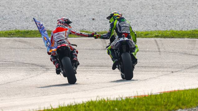 Comemoração dos dois primeiros | <a href="https://preprod.quatrorodas.abril.com.br/moto/noticias/motogp-marquez-vence-pela-12a-vez-807821.shtml" rel="migration">Leia mais</a> Comemoração dos dois primeiros | <a href="https://preprod.quatrorodas.abril.com.br/moto/noticias/motogp-marquez-vence-pela-12a-vez-807821.shtml" rel="migration">Leia mais</a>