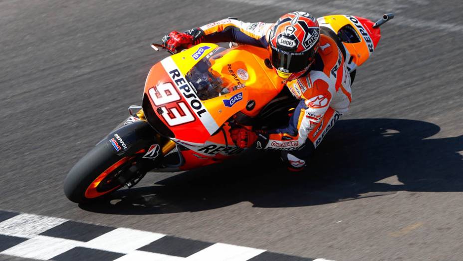 Marc Márquez mantém a liderança com 75 pontos. | <a href="https://preprod.quatrorodas.abril.com.br/moto/noticias/marquez-show-vence-terceira-ano-780924.shtml" rel="migration">Leia mais</a>