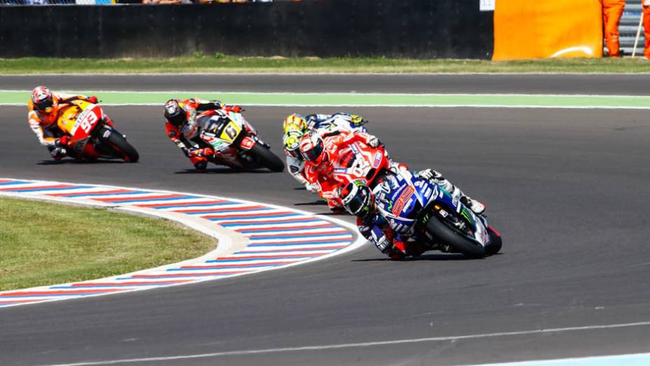 O espanhol da Yamaha liderou boa parte da corrida. | <a href="https://preprod.quatrorodas.abril.com.br/moto/noticias/marquez-show-vence-terceira-ano-780924.shtml" rel="migration">Leia mais</a>