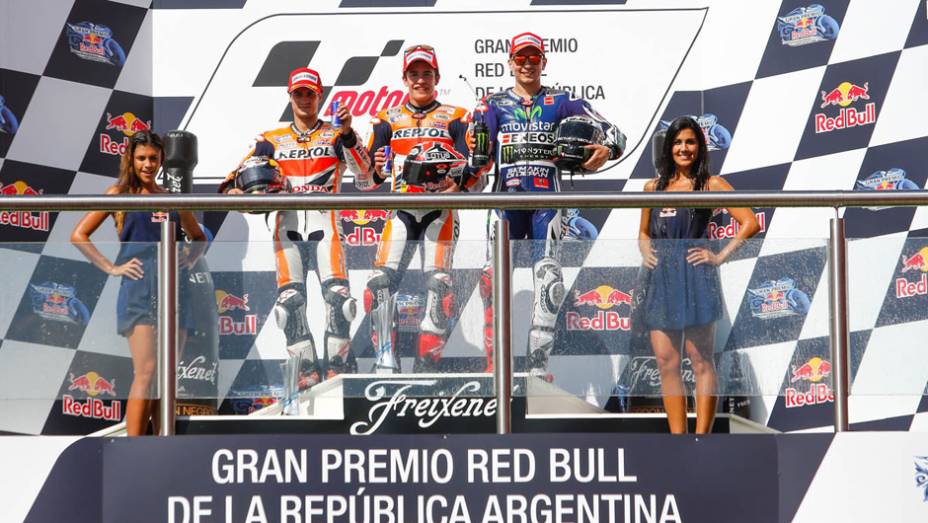 Comemoração com direito a dobradinha da Honda. | <a href="https://preprod.quatrorodas.abril.com.br/moto/noticias/marquez-show-vence-terceira-ano-780924.shtml" rel="migration">Leia mais</a>