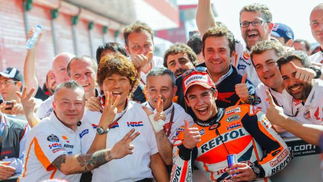 Marc Márquez comemora terceira vitória no ano. | <a href="https://preprod.quatrorodas.abril.com.br/moto/noticias/marquez-show-vence-terceira-ano-780924.shtml" rel="migration">Leia mais</a> Marc Márquez comemora terceira vitória no ano. | <a href="https://preprod.quatrorodas.abril.com.br/moto/noticias/marquez-show-vence-terceira-ano-780924.shtml" rel="migration">Leia mais</a>