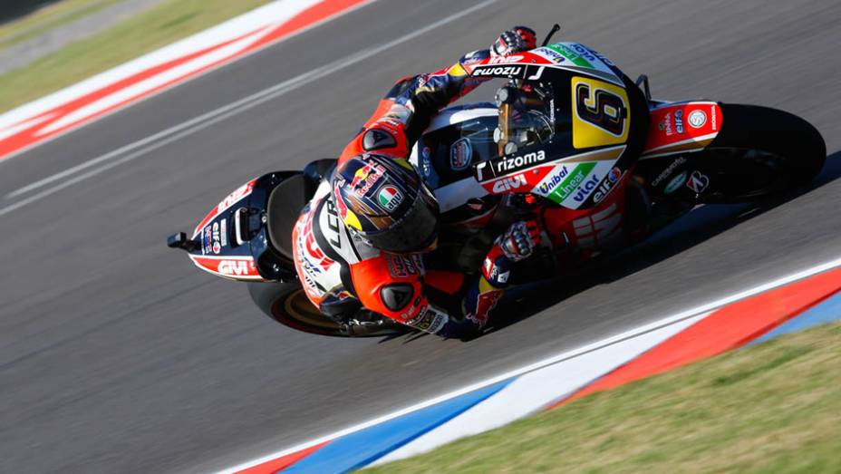 Stefan Bradl finalizou em quinto. | <a href="https://preprod.quatrorodas.abril.com.br/moto/noticias/marquez-show-vence-terceira-ano-780924.shtml" rel="migration">Leia mais</a>