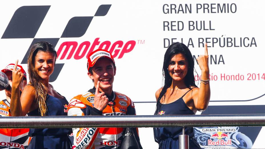 Márquez comemora com as belas grid girls. | <a href="https://preprod.quatrorodas.abril.com.br/moto/noticias/marquez-show-vence-terceira-ano-780924.shtml" rel="migration">Leia mais</a>