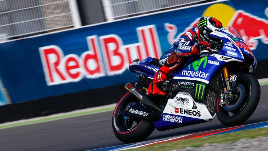 Apesar de terminar em terceiro, Lorenzo teve o melhor resultado no ano. | <a href="https://preprod.quatrorodas.abril.com.br/moto/noticias/marquez-show-vence-terceira-ano-780924.shtml" rel="migration">Leia mais</a>