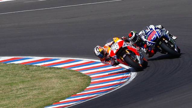 Faltando duas voltas, Pedrosa ganha a segunda posição de Lorenzo | <a href="https://preprod.quatrorodas.abril.com.br/moto/noticias/marquez-show-vence-terceira-ano-780924.shtml" rel="migration">Leia mais</a> Faltando duas voltas, Pedrosa ganha a segunda posição de Lorenzo | <a href="https://preprod.quatrorodas.abril.com.br/moto/noticias/marquez-show-vence-terceira-ano-780924.shtml" rel="migration">Leia mais</a>