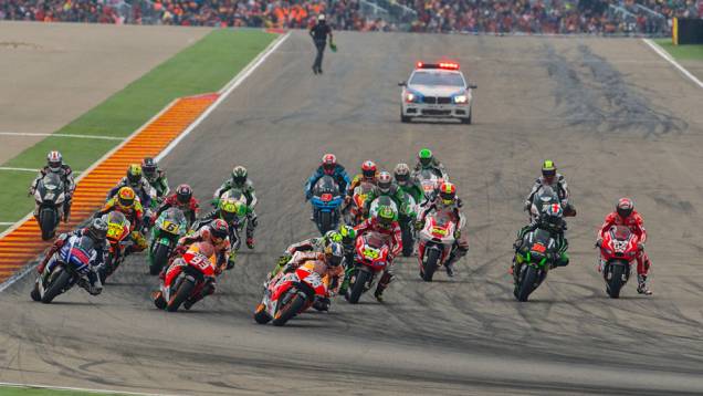 Motos tenta achar a melhor tangencia para a primeira curva | <a href="https://preprod.quatrorodas.abril.com.br/moto/noticias/lorenzo-vence-prova-numero-800-motogp-802800.shtml" rel="migration">Leia mais</a> Motos tenta achar a melhor tangencia para a primeira curva | <a href="https://preprod.quatrorodas.abril.com.br/moto/noticias/lorenzo-vence-prova-numero-800-motogp-802800.shtml" rel="migration">Leia mais</a>