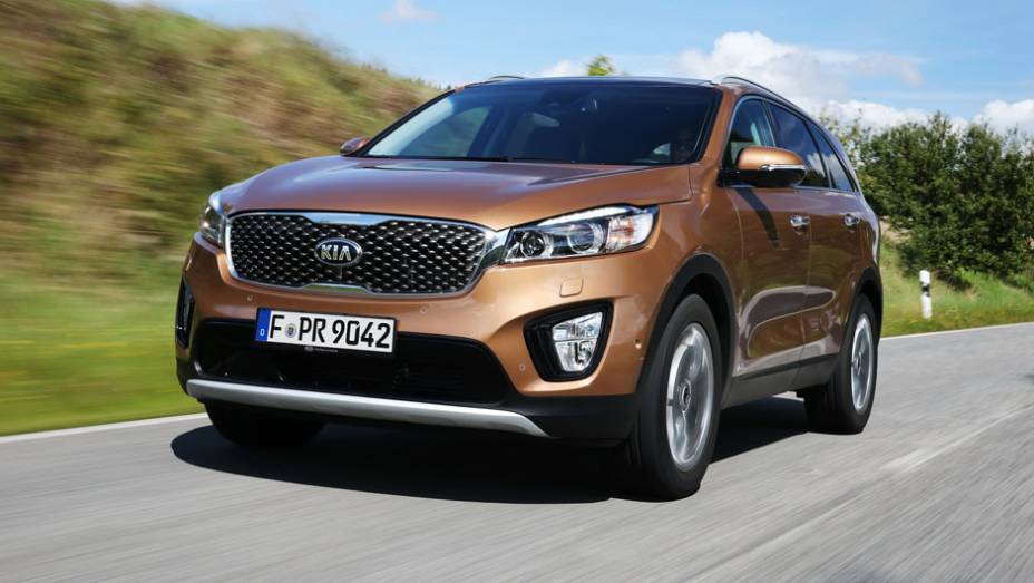 Totalmente renovado, ele preserva a grade frontal que virou identidade visual da Kia | <a href="https://preprod.quatrorodas.abril.com.br/noticias/saloes/paris-2014/kia-sorento-sera-apresentado-salao-paris-798452.shtmll" rel="migration">Leia mais</a>