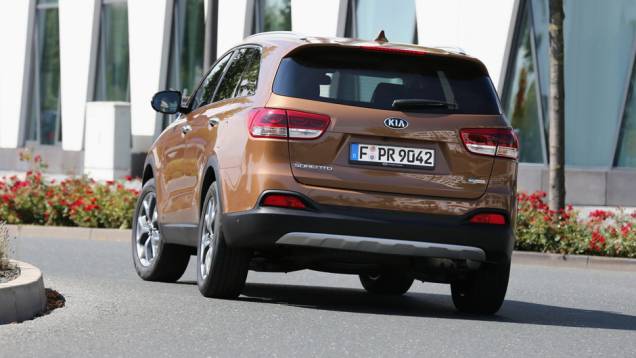 A traseira é mais discreta que a do antigo Sorento | <a href="https://preprod.quatrorodas.abril.com.br/noticias/saloes/paris-2014/kia-sorento-sera-apresentado-salao-paris-798452.shtmll" rel="migration">Leia mais</a> A traseira é mais discreta que a do antigo Sorento | <a href="https://preprod.quatrorodas.abril.com.br/noticias/saloes/paris-2014/kia-sorento-sera-apresentado-salao-paris-798452.shtmll" rel="migration">Leia mais</a>