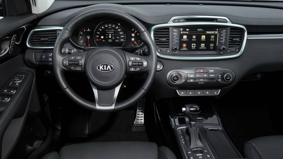 Elegante, o interior tem volante multifuncional e um quadro de instrumentos com o velocímetro centralizado | <a href="https://preprod.quatrorodas.abril.com.br/noticias/saloes/paris-2014/kia-sorento-sera-apresentado-salao-paris-798452.shtmll" rel="migration">Leia mais</a>