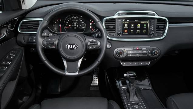 Elegante, o interior tem volante multifuncional e um quadro de instrumentos com o velocímetro centralizado | <a href="https://preprod.quatrorodas.abril.com.br/noticias/saloes/paris-2014/kia-sorento-sera-apresentado-salao-paris-798452.shtmll" rel="migration">Leia mais</a> Elegante, o interior tem volante multifuncional e um quadro de instrumentos com o velocímetro centralizado | <a href="https://preprod.quatrorodas.abril.com.br/noticias/saloes/paris-2014/kia-sorento-sera-apresentado-salao-paris-798452.shtmll" rel="migration">Leia mais</a>