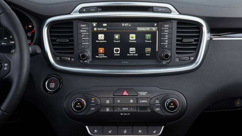 A central multimídia tem tela touchscreen e os comandos do ar-condicionado são digitais | <a href="https://preprod.quatrorodas.abril.com.br/noticias/saloes/paris-2014/kia-sorento-sera-apresentado-salao-paris-798452.shtmll" rel="migration">Leia mais</a>