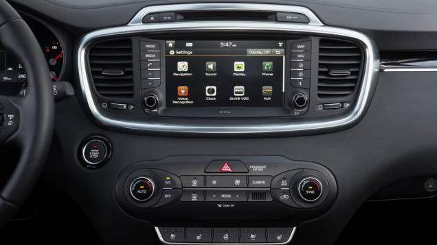 A central multimídia tem tela touchscreen e os comandos do ar-condicionado são digitais | <a href="https://preprod.quatrorodas.abril.com.br/noticias/saloes/paris-2014/kia-sorento-sera-apresentado-salao-paris-798452.shtmll" rel="migration">Leia mais</a> A central multimídia tem tela touchscreen e os comandos do ar-condicionado são digitais | <a href="https://preprod.quatrorodas.abril.com.br/noticias/saloes/paris-2014/kia-sorento-sera-apresentado-salao-paris-798452.shtmll" rel="migration">Leia mais</a>