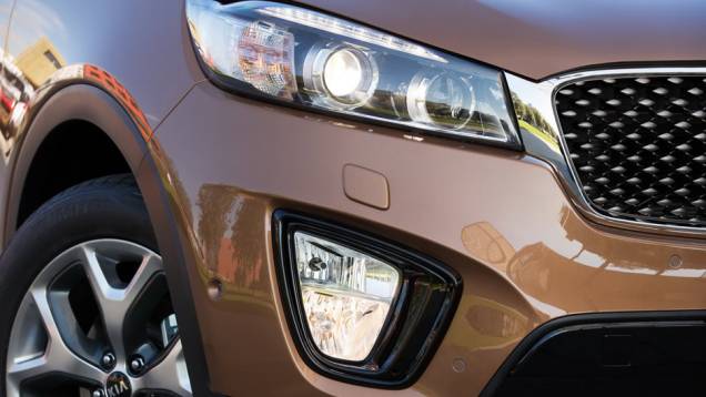 Detalhe dos faróis desenhados pela equipe do alemão Peter Schreyer, responsável pela renovação estética da marca | <a href="https://preprod.quatrorodas.abril.com.br/noticias/saloes/paris-2014/kia-sorento-sera-apresentado-salao-paris-798452.shtmll" rel="migration">Leia mais</a> Detalhe dos faróis desenhados pela equipe do alemão Peter Schreyer, responsável pela renovação estética da marca | <a href="https://preprod.quatrorodas.abril.com.br/noticias/saloes/paris-2014/kia-sorento-sera-apresentado-salao-paris-798452.shtmll" rel="migration">Leia mais</a>