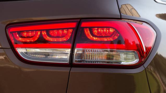 Com um toque alemão, as lanternas lembram modelos da Volkswagen | <a href="https://preprod.quatrorodas.abril.com.br/noticias/saloes/paris-2014/kia-sorento-sera-apresentado-salao-paris-798452.shtmll" rel="migration">Leia mais</a> Com um toque alemão, as lanternas lembram modelos da Volkswagen | <a href="https://preprod.quatrorodas.abril.com.br/noticias/saloes/paris-2014/kia-sorento-sera-apresentado-salao-paris-798452.shtmll" rel="migration">Leia mais</a>