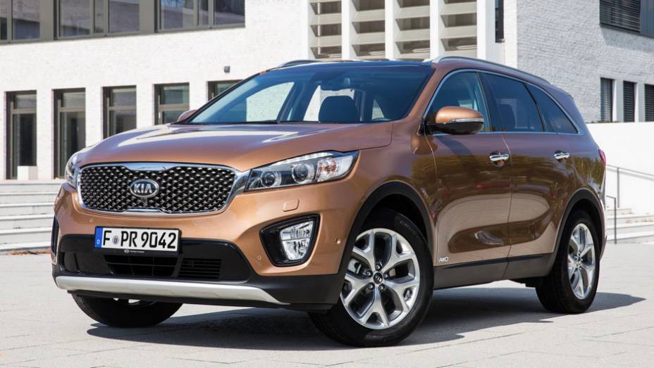 O novo modelo é 80 milímetros mais longo e 15 milímetros mais baixo que seu antecessor | <a href="https://preprod.quatrorodas.abril.com.br/noticias/saloes/paris-2014/kia-sorento-sera-apresentado-salao-paris-798452.shtmll" rel="migration">Leia mais</a>