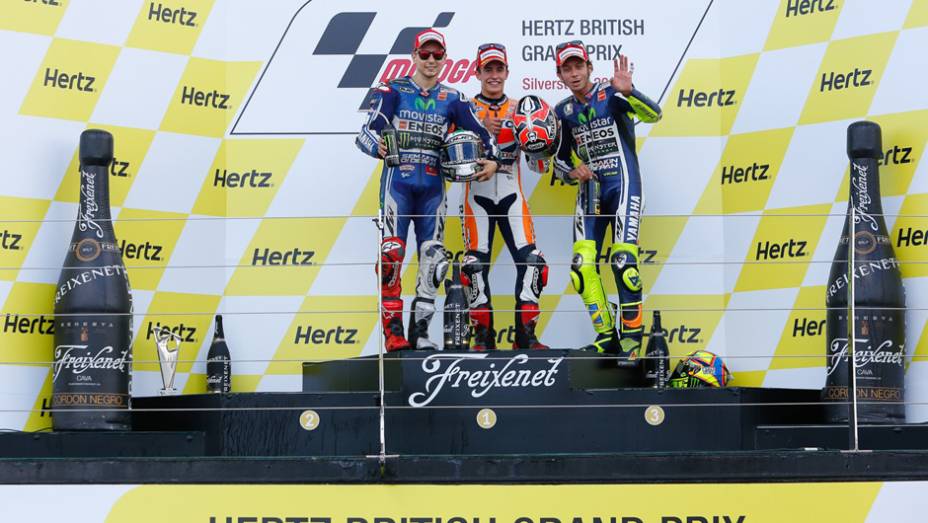 A dupla da Yamaha, Jorge Lorenzo e Valentino Rossi, fizeram companhia a Marc Márquez, vencedor da etapa da Inglaterra | <a href="https://preprod.quatrorodas.abril.com.br/moto/noticias/marquez-batalha-lorenzo-vence-gp-inglaterra-798447.shtml" rel="migration">Leia mais</a>