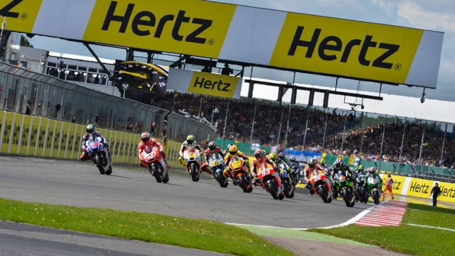 Largada do GP da Inglaterra | <a href="https://preprod.quatrorodas.abril.com.br/moto/noticias/marquez-batalha-lorenzo-vence-gp-inglaterra-798447.shtml" rel="migration">Leia mais</a>