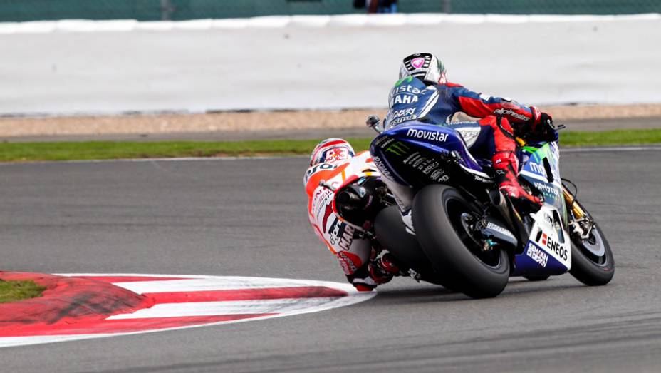 Momento crucial da prova: Márquez ultrapassa Lorenzo, com direito a leve toque | <a href="https://preprod.quatrorodas.abril.com.br/moto/noticias/marquez-batalha-lorenzo-vence-gp-inglaterra-798447.shtml" rel="migration">Leia mais</a>