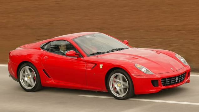 São necessários 3,7 segundos para o carro ir de 0 a 100 km/h; a velocidade máxima é de 328 km/h | <a href="https://preprod.quatrorodas.abril.com.br/carros/impressoes/conteudo_166081.shtml" rel="migration">Leia mais</a> São necessários 3,7 segundos para o carro ir de 0 a 100 km/h; a velocidade máxima é de 328 km/h | <a href="https://preprod.quatrorodas.abril.com.br/carros/impressoes/conteudo_166081.shtml" rel="migration">Leia mais</a>