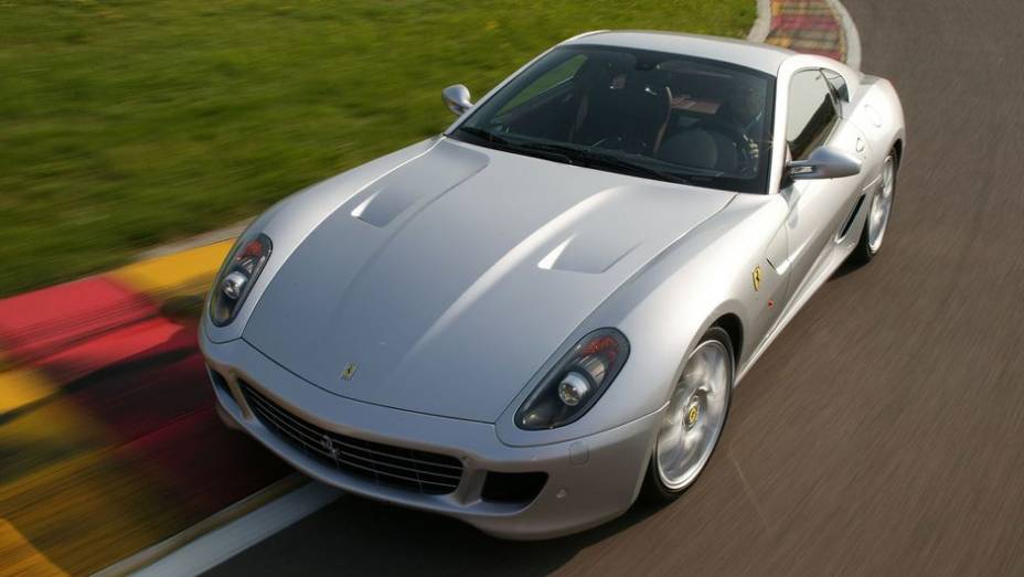 Para segurar tanta potência, a 599 GTB tem tecnologias das pistas, como o F1-Trac e o diferencial de deslizamento limitado | <a href="https://preprod.quatrorodas.abril.com.br/carros/impressoes/conteudo_166081.shtml" rel="migration">Leia mais</a>