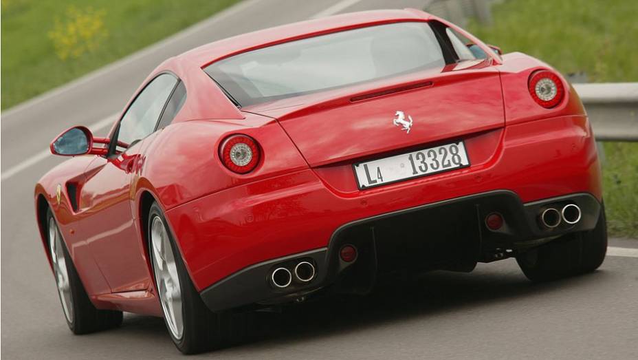 Nesta Ferrari o motor não fica atrás: aqui, só há espaço para malas | <a href="https://preprod.quatrorodas.abril.com.br/carros/impressoes/conteudo_166081.shtml" rel="migration">Leia mais</a>
