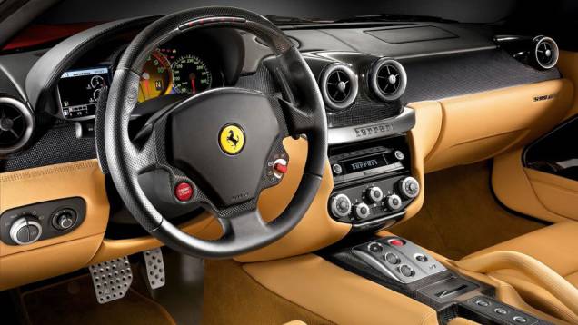 O interior esmerado combina luxo e esportividade | <a href="https://preprod.quatrorodas.abril.com.br/carros/impressoes/conteudo_166081.shtml" rel="migration">Leia mais</a> O interior esmerado combina luxo e esportividade | <a href="https://preprod.quatrorodas.abril.com.br/carros/impressoes/conteudo_166081.shtml" rel="migration">Leia mais</a>