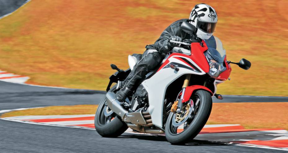 Postura de pilotagem &eacute; radicalmente diferente da Hornet: pedaleiras, guid&atilde;o e banco mudam.