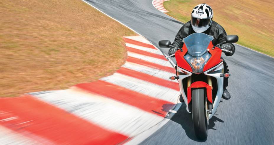 Visualmente, a nova CBR-F d&aacute; de goleada na Hornet.